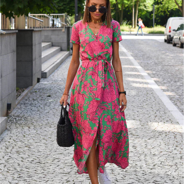 Julia - Elegant Dress with a Sweetheart Neckline and Shaping Cut