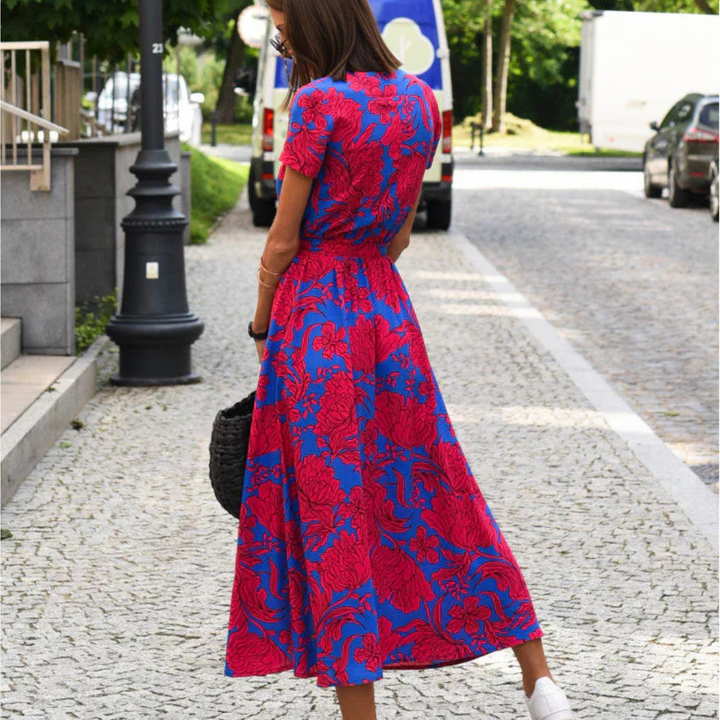 Julia - Elegant Dress with a Sweetheart Neckline and Shaping Cut