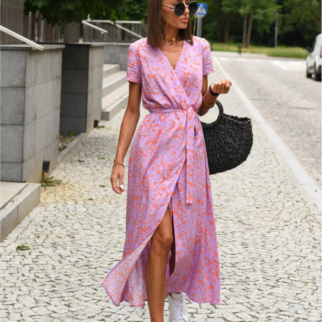 Julia - Elegant Dress with a Sweetheart Neckline and Shaping Cut