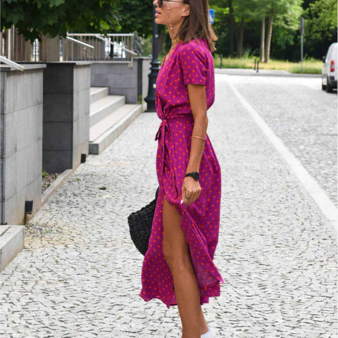 Julia - Elegant Dress with a Sweetheart Neckline and Shaping Cut