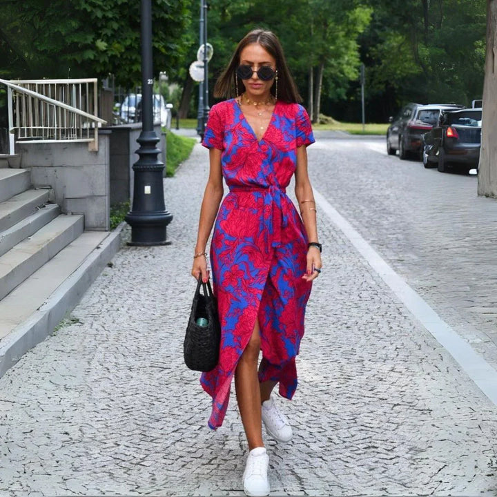 Julia - Elegant Dress with a Sweetheart Neckline and Shaping Cut
