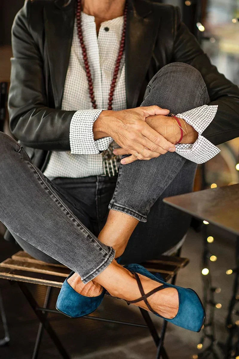 Elegant mid-heel shoes with straps